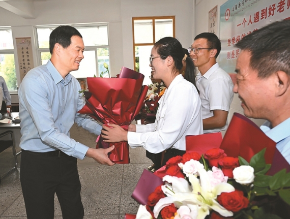 刘小涛看望慰问一线教师共筑尊师重教良好社会风尚
