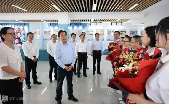信长星在连云港看望慰问教师